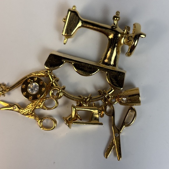 Vintage Brooch Sewing Machine Charms Perfect Condition Gold Tone Rhinestones - Picture 6 of 8